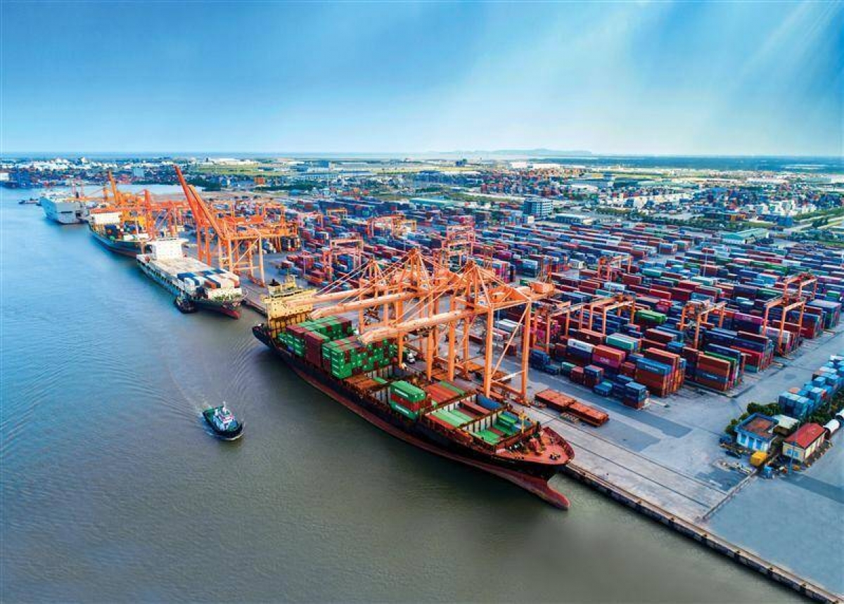 Hiện chi phí vận chuyển hàng hóa bằng tàu biển, hàng không đã tăng nhiều lần so với thời điểm chưa có dịch (Ảnh minh họa: KT)