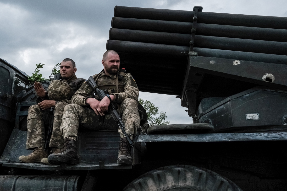 Các binh sĩ Ukraine ngồi trên xe tải chở bệ phóng tên lửa gần Lysychansk, miền Đông Ukraine. Ảnh: AFP / Getty.