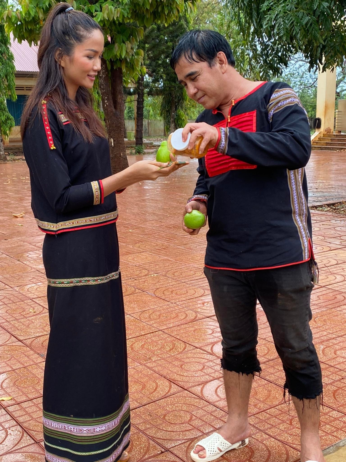 H’Hen Niê mời MC Quyền Linh những món ăn dân dã.