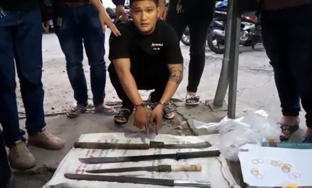 Một thành viên tham gia vụ hỗn chiến bị bắt giữ. (Ảnh: Công an cung cấp)