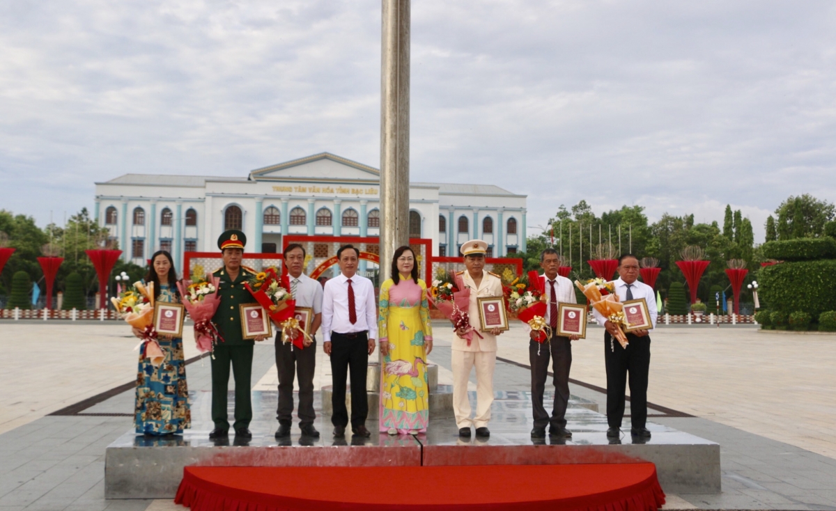 Phó Bí thư Thường trực Tỉnh ủy Bạc Liêu Lê Thị Ái Nam và Chủ tịch UBND tỉnh Bạc Liêu Phạm Văn Thiều trao bằng tuyên dương và hoa cho các tập thể, cá nhân tại Lễ tuyên dương.