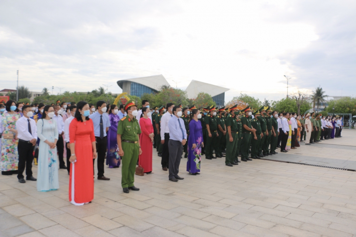 Lãnh đạo tỉnh Bạc Liêu và các ban, ngành, đoàn thể tại Lễ chào cờ