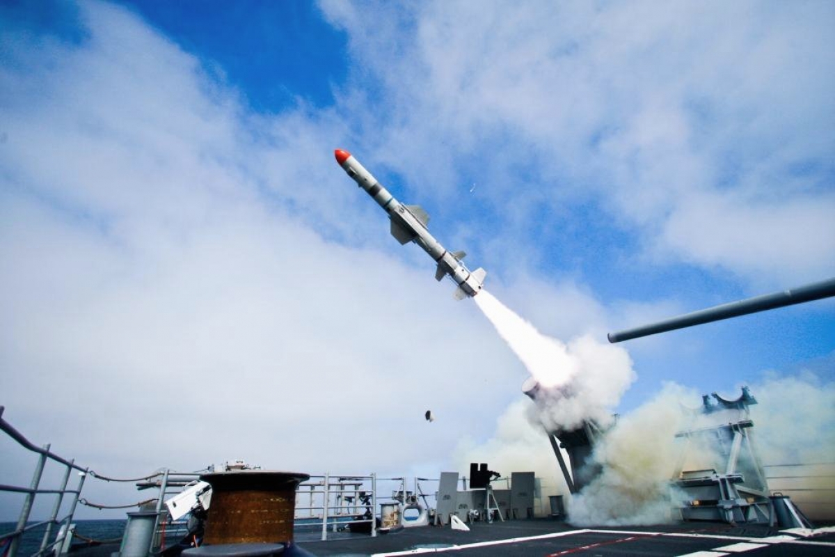Tàu tuần dương USS Princeton phóng thành công tên lửa Block II Harpoon tại một bài thử của Hải quân ở ngoài khơi phía Nam California. Ảnh: Hải quân Mỹ