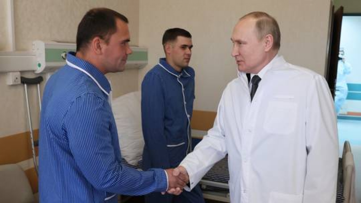 Tổng thống Putin thăm các binh lính bị thương trong cuộc chiến ở Ukraine. Ảnh: Sputnik