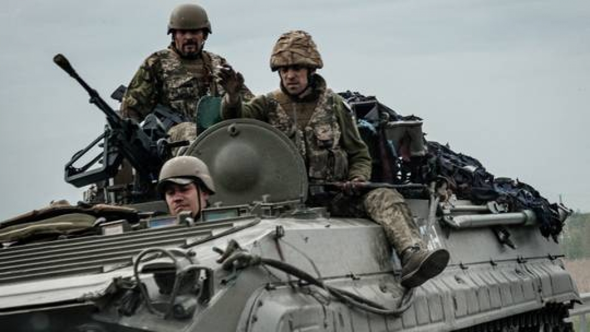 Binh lính Ukraine trên một xe tăng. Ảnh: AFP