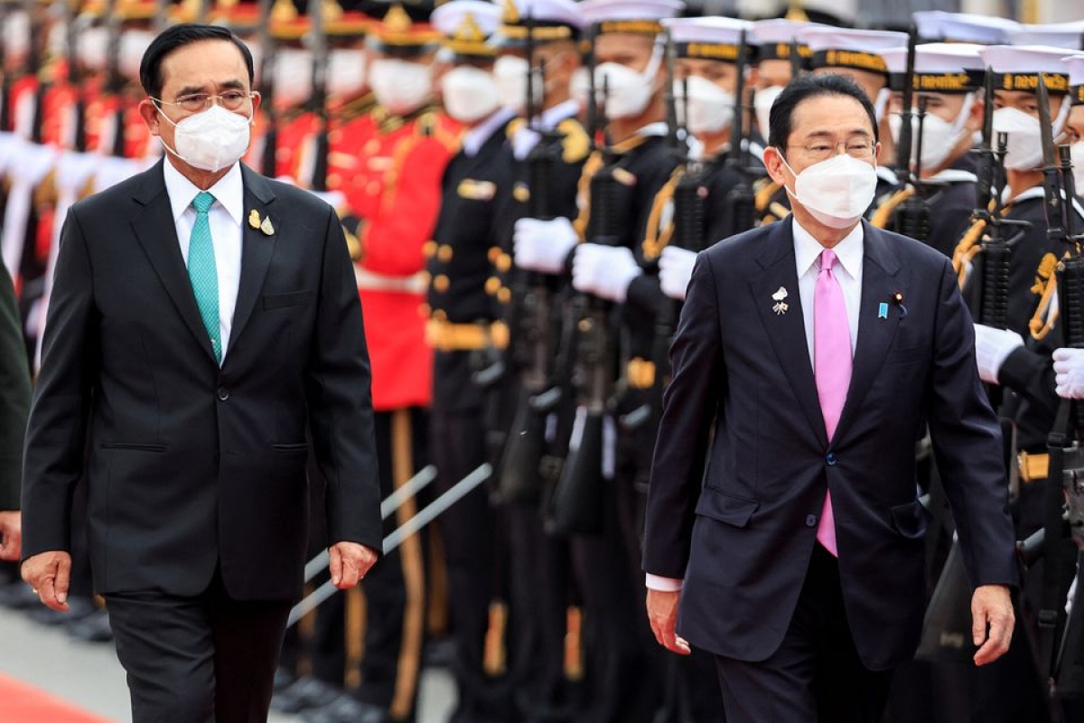 Thủ tướng Nhật Bản Fumio Kishida và Thủ tướng Thái Lan Prayuth Chan-ocha trong chuyến thăm chính thức Thái Lan ngày 2/5. Ảnh: Reuters