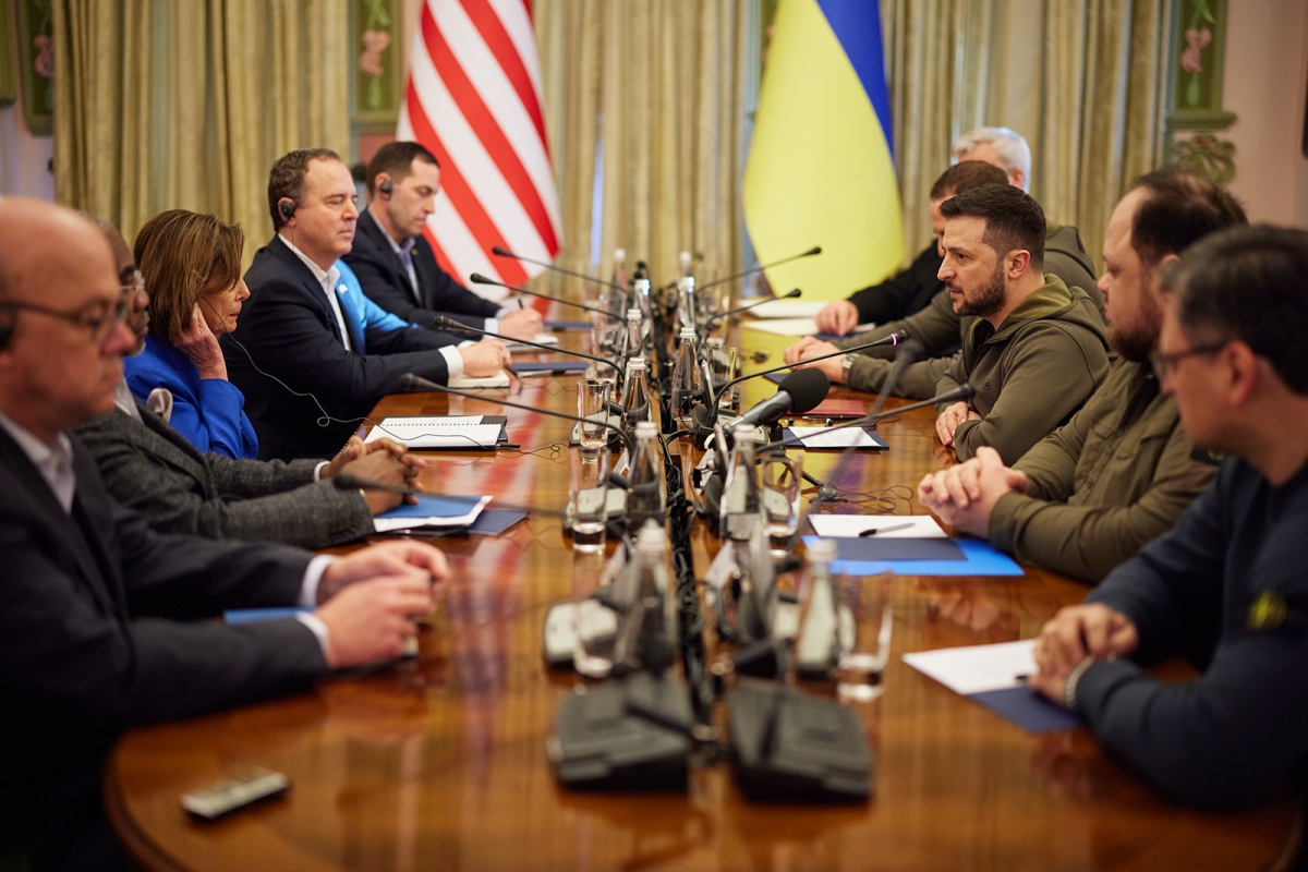 Tổng thống Ukraine Volodymyr Zelensky gặp Chủ tịch Hạ viện Mỹ Nancy Pelosi cùng các nghị sĩ Mỹ tại Kiev ngày 30/4/2022. Ảnh: Getty