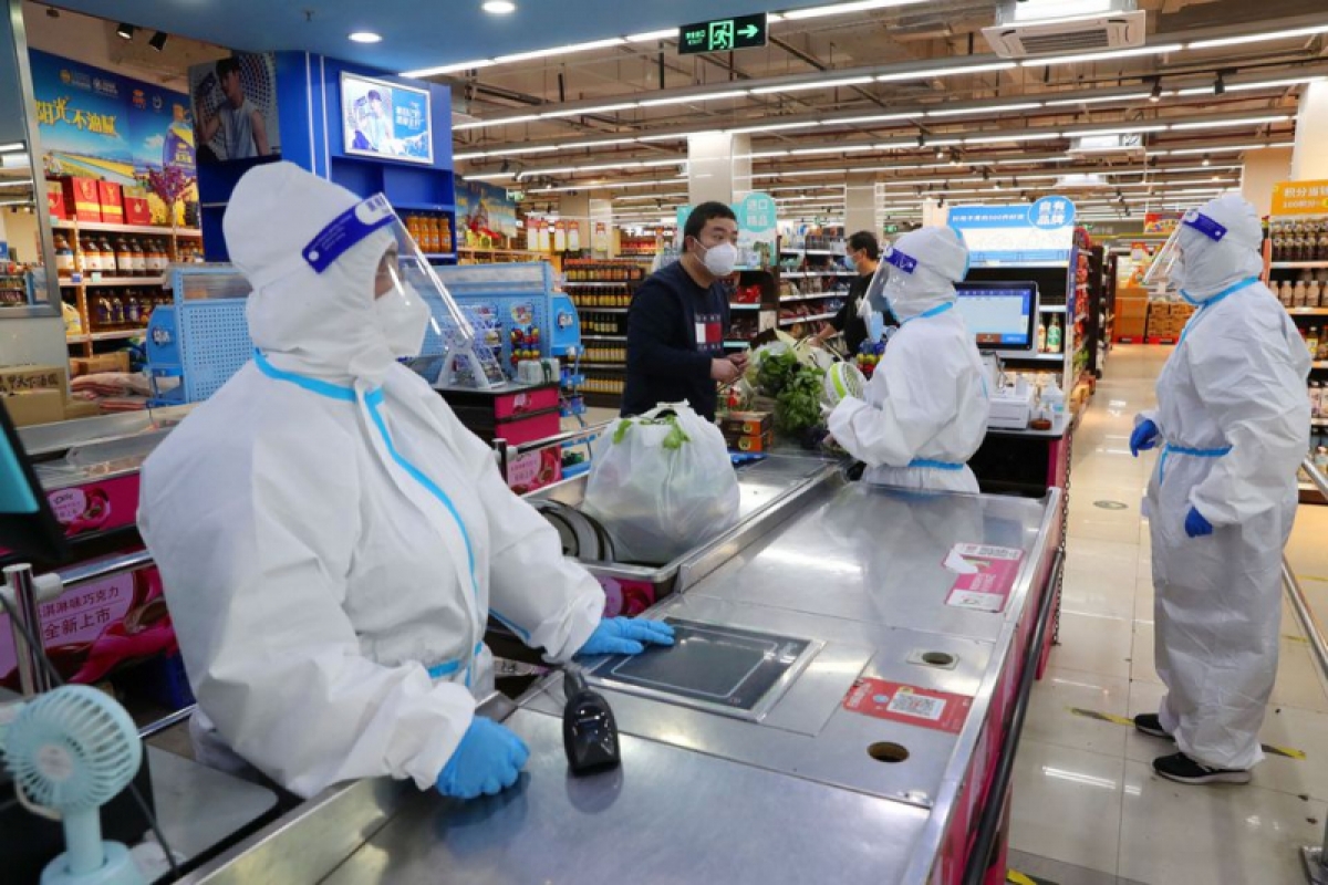 Các siêu thị được mở cửa đón khách với số lượng hạn chế. (Ảnh: Reuters)