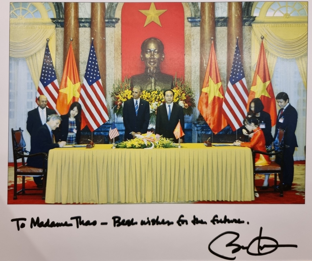 Lễ ký kết thỏa thuận đặt mua 100 tàu bay Boeing đầu tiên năm 2016. Tổng thống Obama ký tặng bức ảnh gửi công ty.