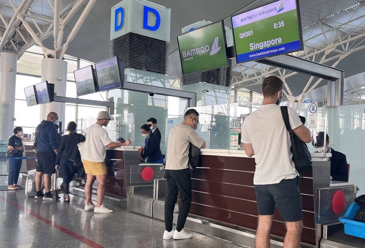 Hành khách làm thủ tục để tham gia chuyến bay đầu tiên chặng Hà Nội – Singapore do Bamboo Airways khai thác.