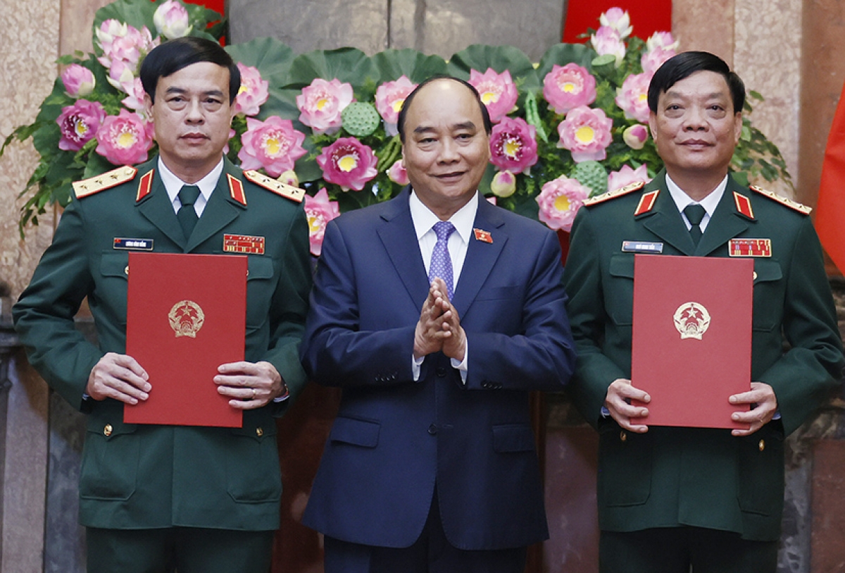 Chủ tịch nước Nguyễn Xuân Phúc, Thống lĩnh các lực lượng vũ trang nhân dân, Chủ tịch Hội đồng Quốc phòng và An ninh trao các Quyết định thăng quân hàm từ Trung tướng lên Thượng tướng đối với ông Ngô Minh Tiến, Phó Tổng tham mưu trưởng Quân đội Nhân dân Việt Nam; Lương Đình Hồng, Chính ủy Học viện Quốc phòng (Bộ Quốc phòng).