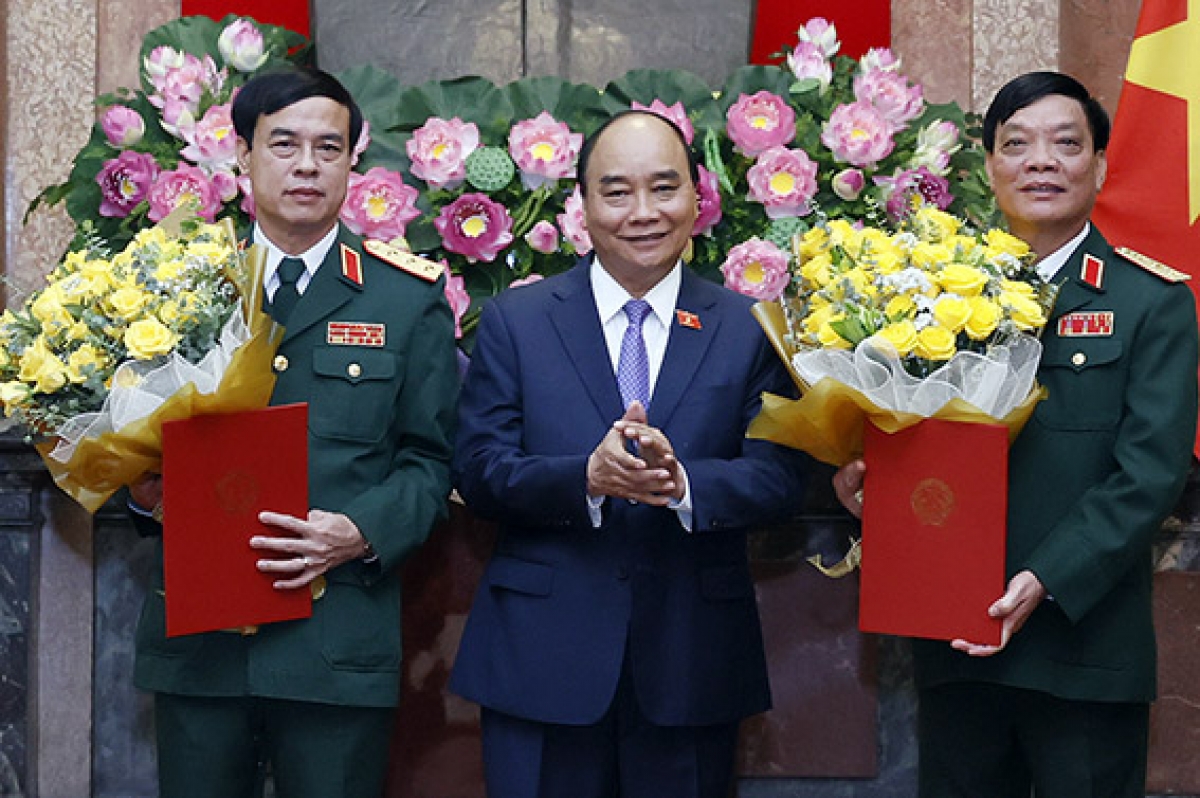 Hai cán bộ được Chủ tịch nước trao quân hàm Thượng tướng.