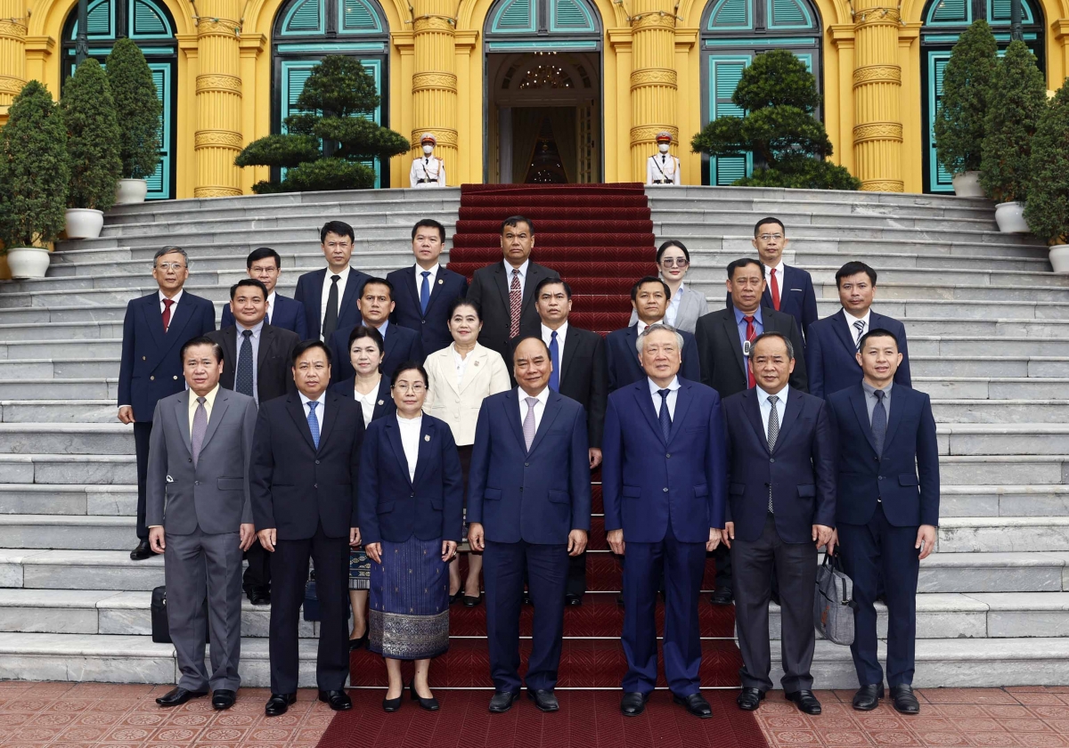 Chủ tịch nước Nguyễn Xuân Phúc và bà Viengthong Siphandon, Bí thư Trung ương Đảng Nhân dân Cách mạng Lào, Chánh án Tòa án nhân dân tối cao Lào chụp ảnh cũng các đại biểu.