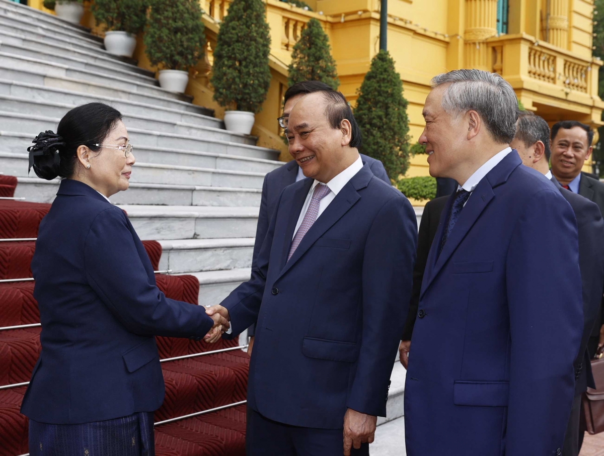 Chủ tịch nước Nguyễn Xuân Phúc nêu rõ, Đảng, Nhà nước và nhân dân Việt Nam luôn coi trọng, gìn giữ, vun đắp và phát triển mối quan hệ hữu nghị đặc biệt Việt – Lào, mối quan hệ sâu đậm tình đồng chí, anh em, cùng giúp nhau phát triển