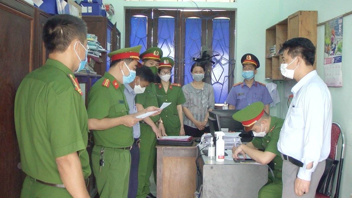 Cơ quan chức năng tống đạt quyết định khởi tố 2 bị can Tạ Xuân Ngọc và Cao Thị Thanh Thuận.