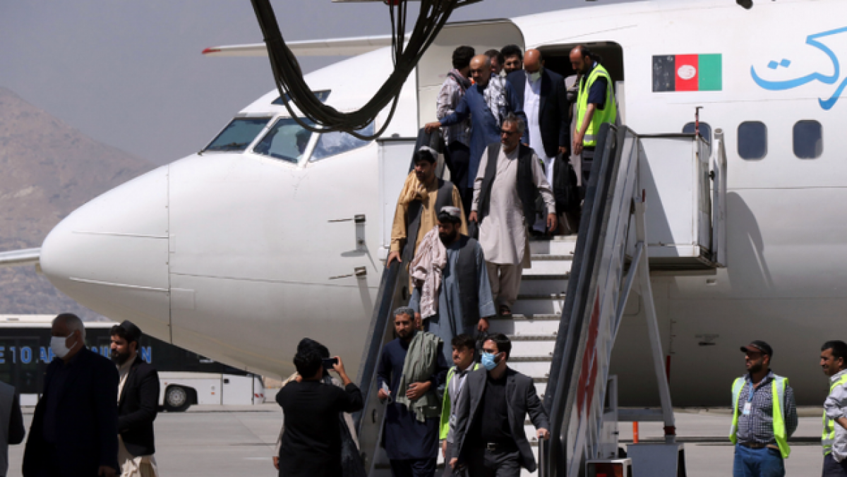 Hành khách xuống máy bay tại sân bay quốc tế Hamid Karzai ở Kabul. (Ảnh: AP)