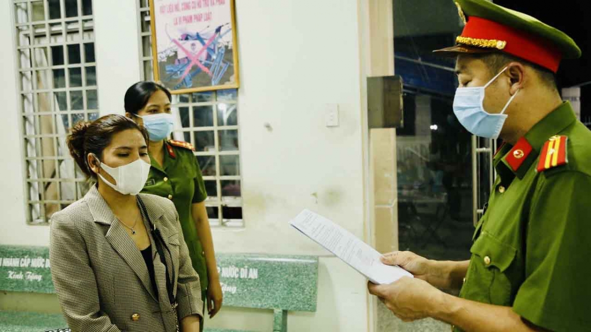 Công an đọc lệnh bắt Lô Thị Loan