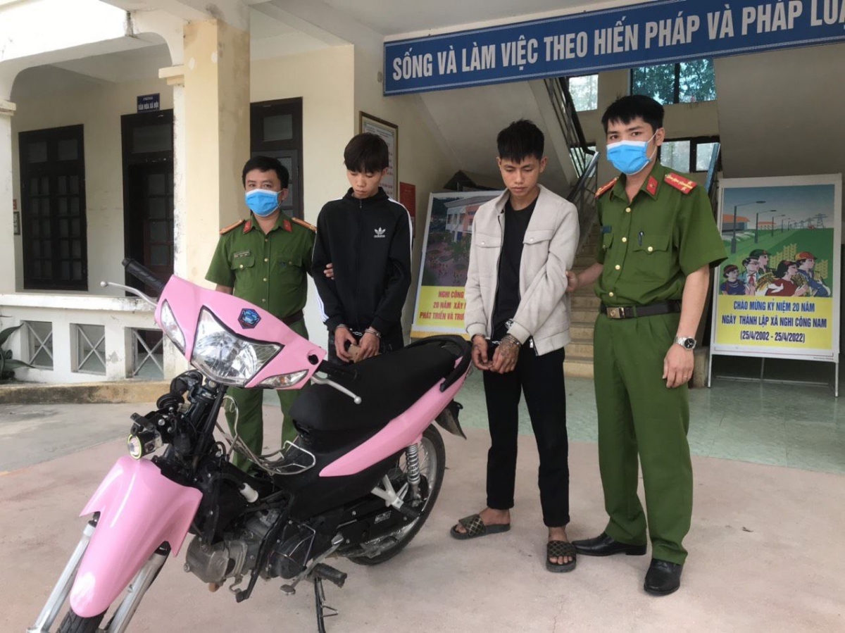 Hai đối tượng cùng tang vật tại cơ quan điều tra.