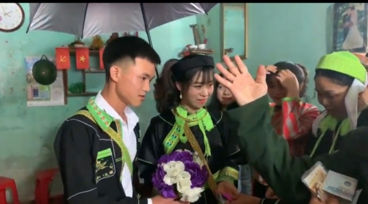 Bên cạnh bảo tồn, phát huy những giá trị tiến bộ, tích cực, tỉnh Lạng Sơn đã từng bước đẩy lùi, xóa bỏ những hủ tục lạc hậu, đặc biệt trong việc cưới, việc tang và lễ hội.
