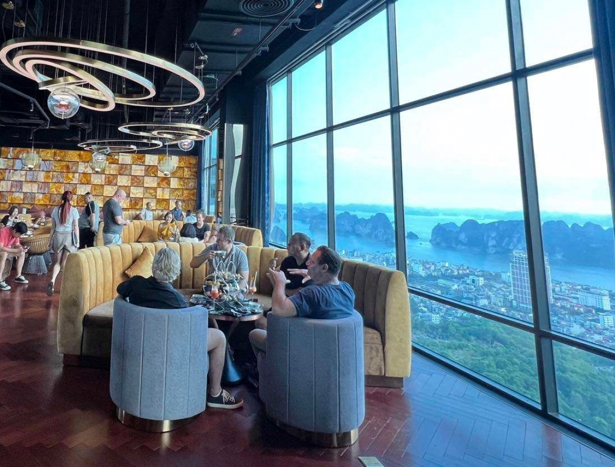 Đoàn Fam Trip từ Úc tham quan Vịnh Hạ Long và trải nghiệm dịch vụ khách sạn 5 sao. (Ảnh: FLC Hạ Long)