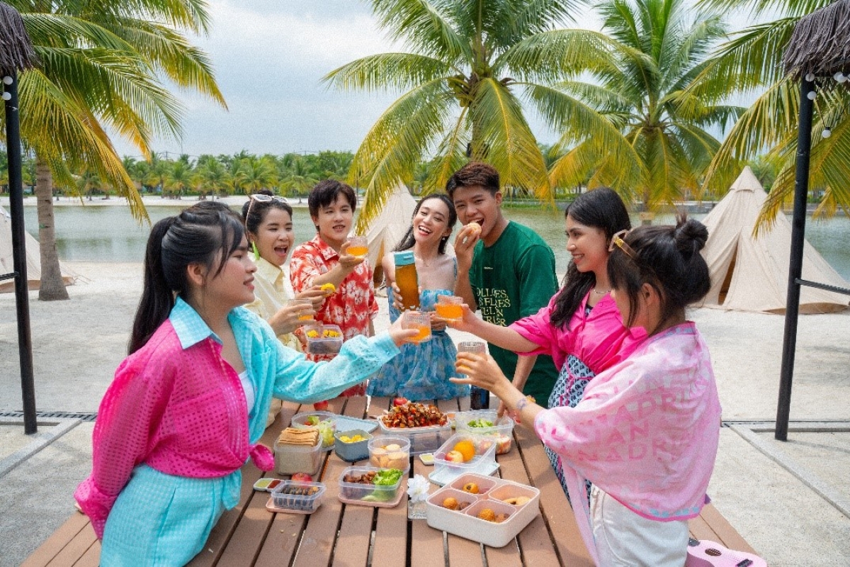Hình ảnh tràn đầy năng lượng trong MV “Yêu cuộc đời hơn” với bối cảnh tại Vinhomes Grand Park.