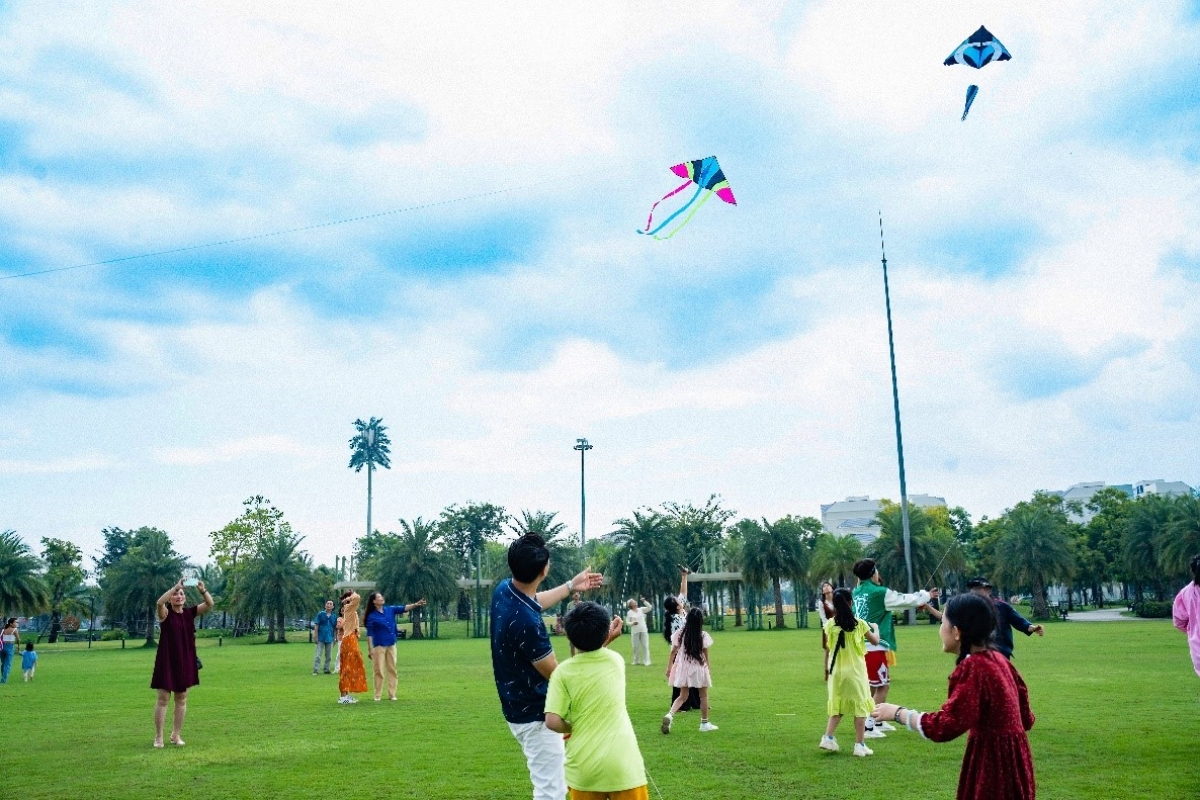Công viên xanh mướt tại Vinhomes Grand Park mang tới cảm hứng yêu đời trong MV.