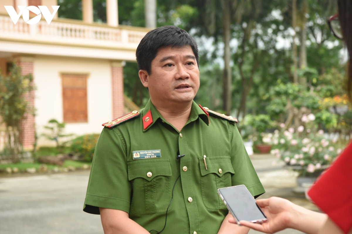 Thượng tá Nguyễn Đức Phương, Giám thị Trại giam Vĩnh Quang trao đổi với PV VOV.VN