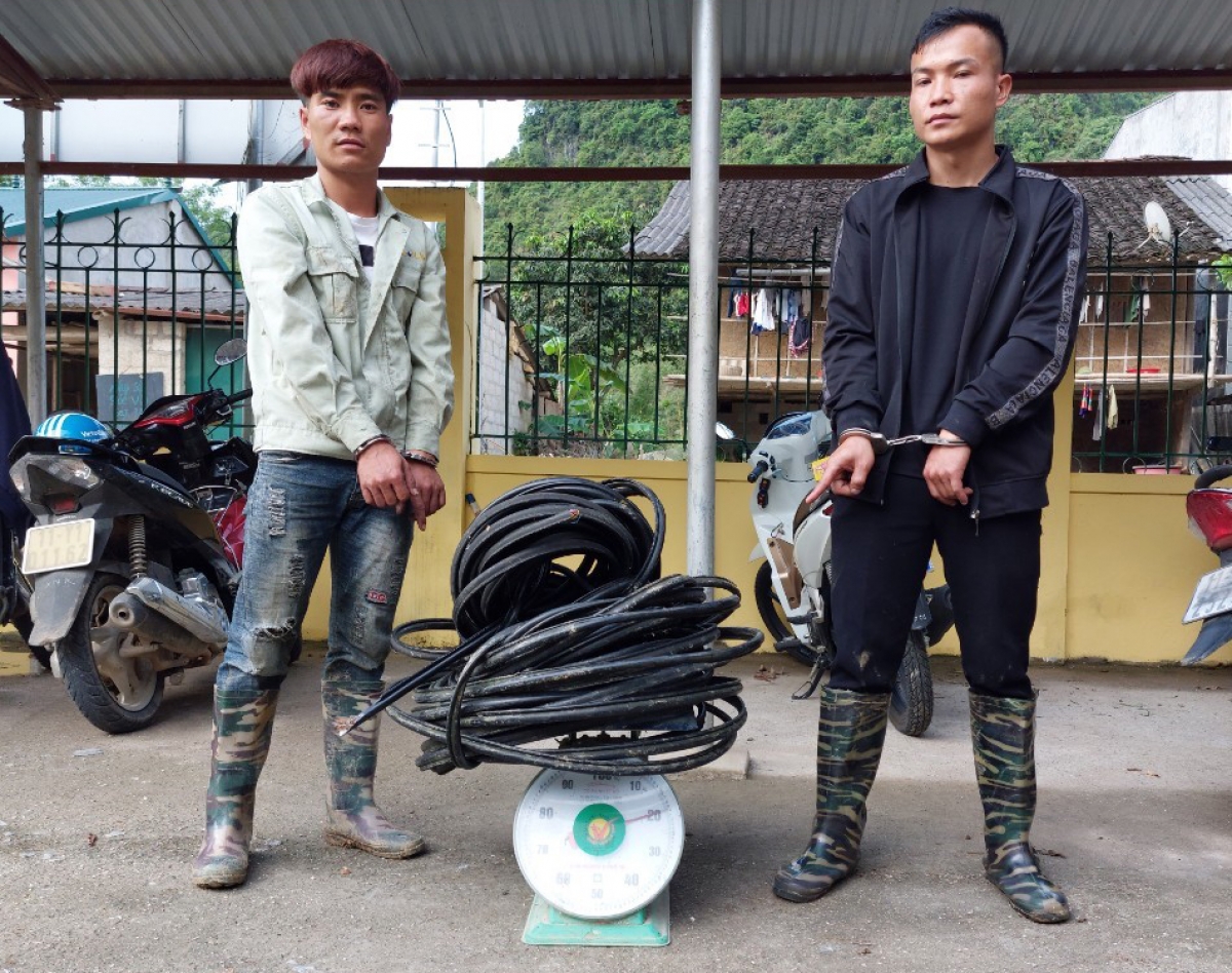 Hai đối tượng Lục Văn Đường và Lục Văn Niên cùng tang vật