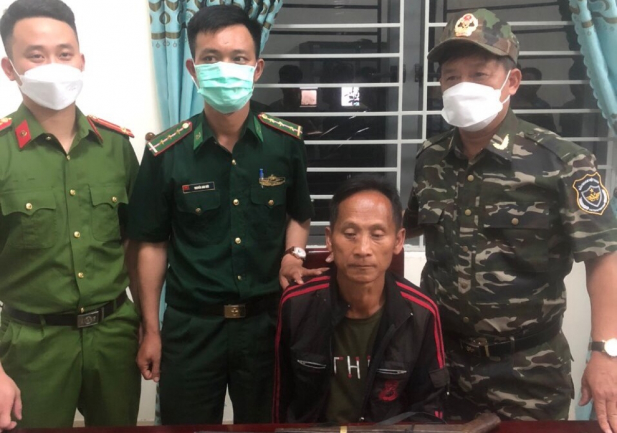 Đối tượng Lầu Nỏ Già cùng tang vật tại cơ quan điều tra.