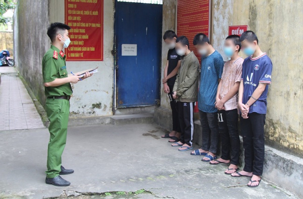 Nhóm đối tượng tại cơ quan điều tra.