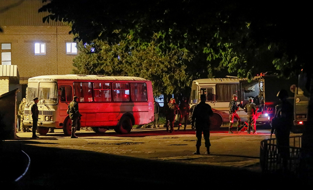 Xe bus chở các binh lính Ukraine rời nhà máy thép Azovstal bị bao vây ở Mariupol ngày 16/5. Ảnh: Reuter