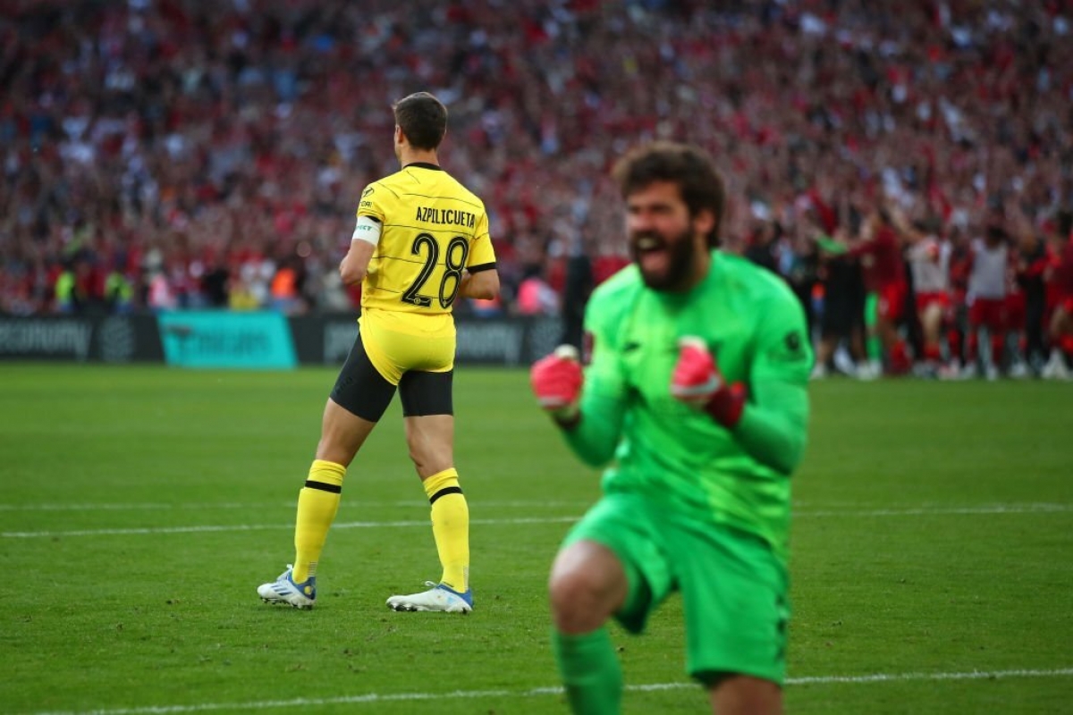 Cesar Azpilicueta sút hỏng 11m. (Ảnh: Getty)