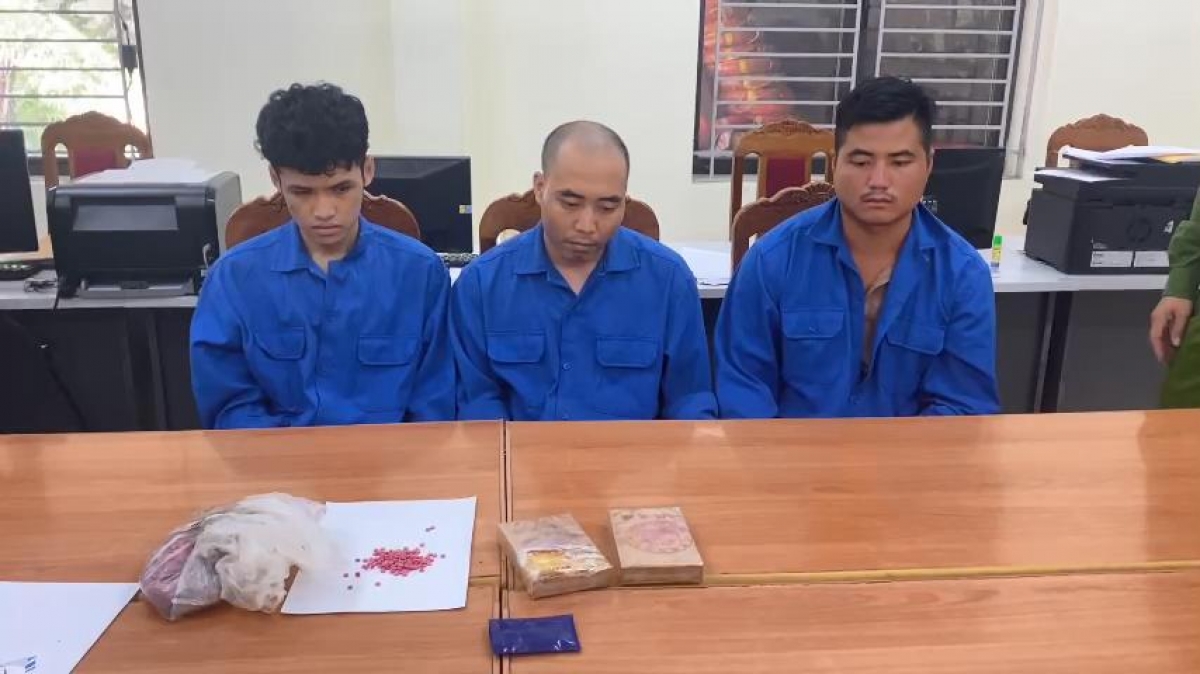 Ba tối tượng cùng tang vật tại cơ quan công an