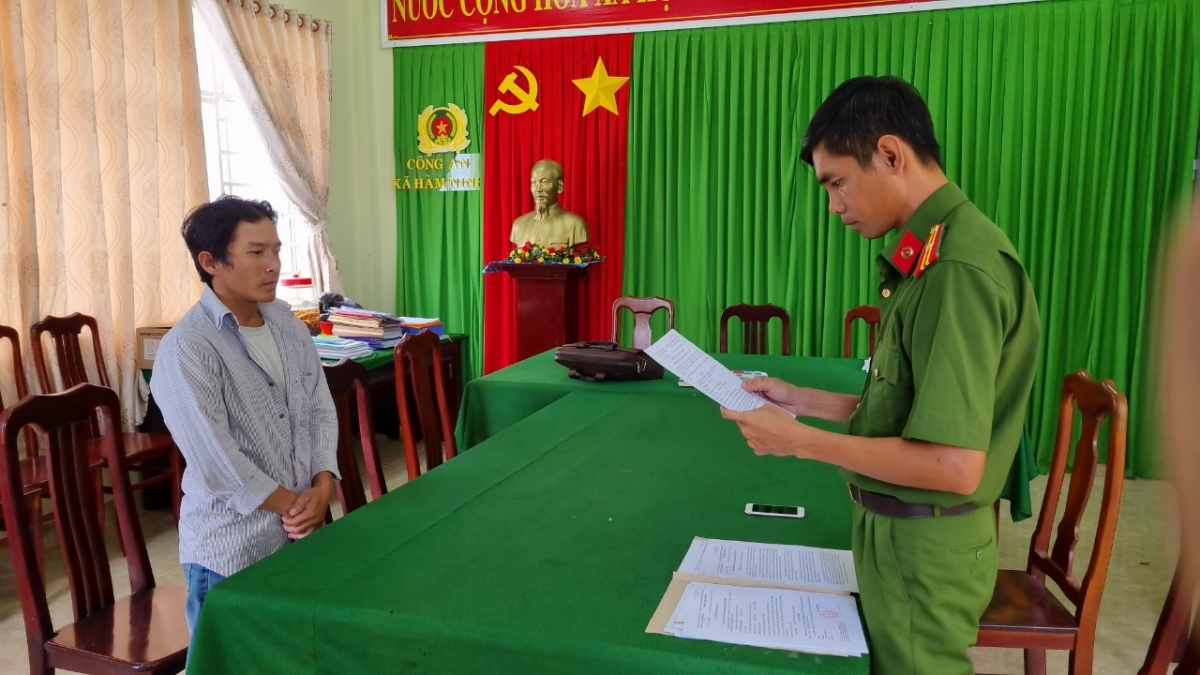 Cơ quan Cảnh sát điều tra Công an TP Phú Quốc tống đạt lệnh bắt tạm giam đối với Phạm Long Rin