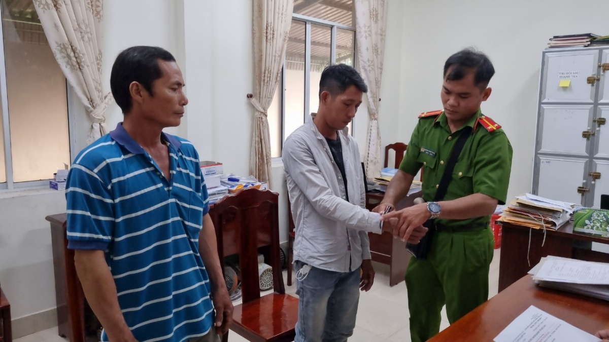 Bắt giam Việt và Chiến