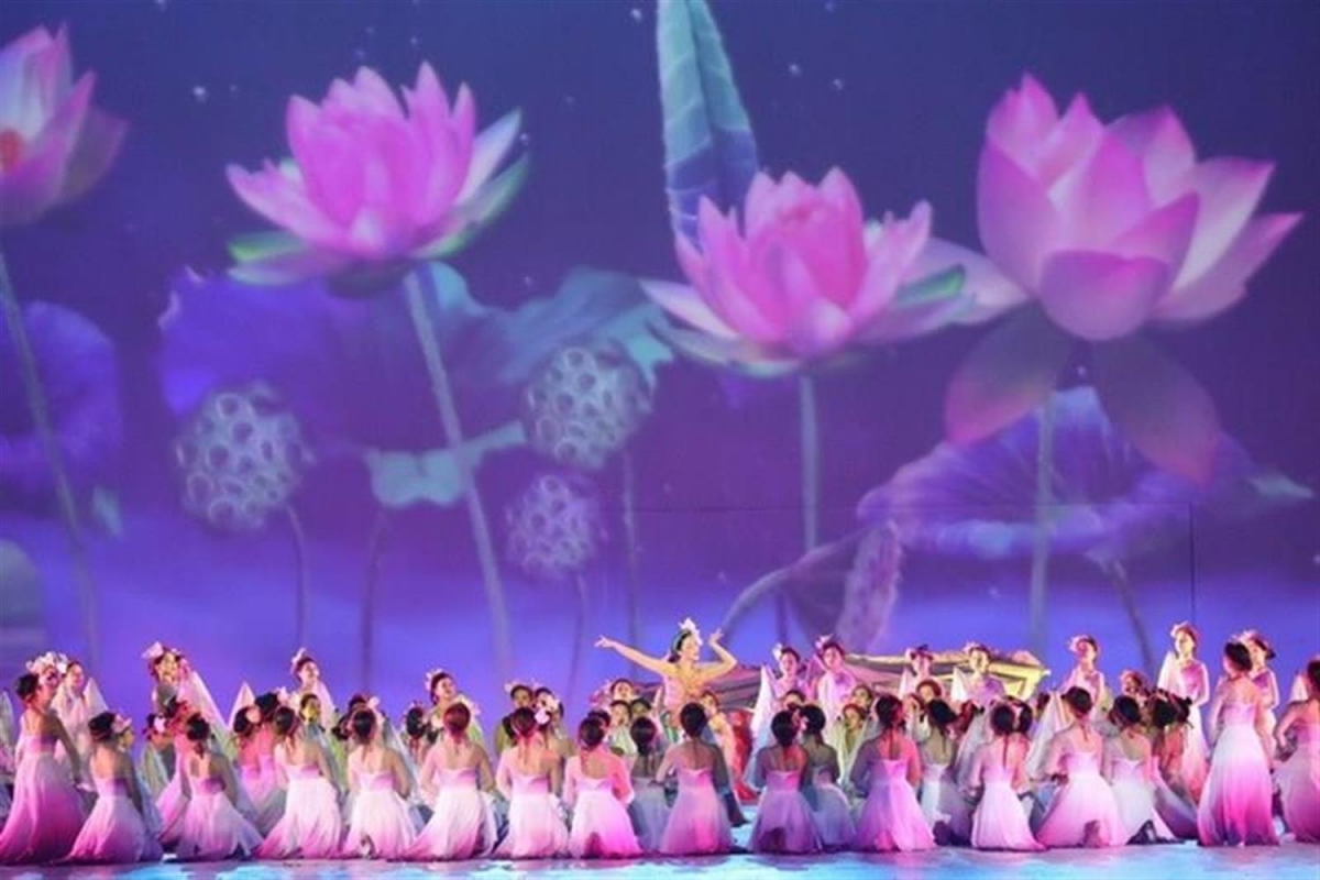 Màn múa nghệ thuật quảng trường mang tên “Hồn Sen Việt” với số lượng lớn diễn viên, nghệ sĩ kết hợp với công nghệ đồ họa để giới thiệu biểu tượng của SEA Games 31.