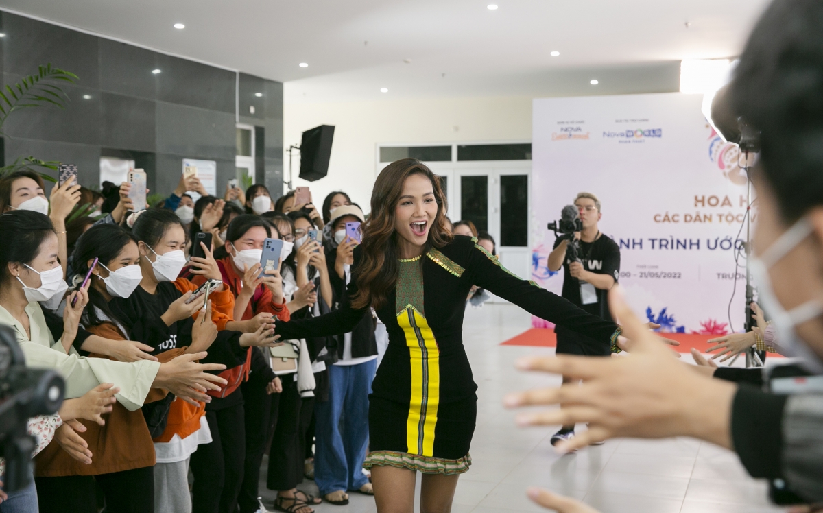 H’Hen Niê được đón tiếp nồng nhiệt tại ĐH Tây Nguyên.