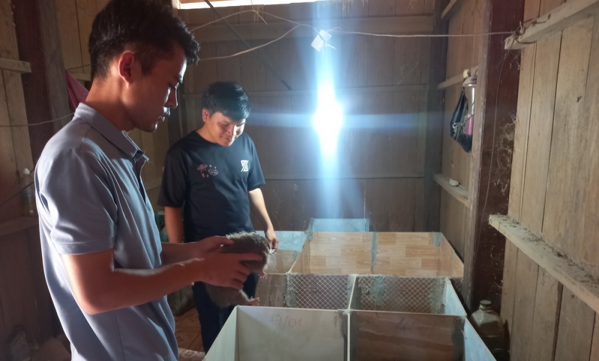 Bhling Úc (áo xanh) là đoàn viên ưu tú làm kinh tế thoát nghèo từ nuôi con Dúi, được kết nạp vào tháng 11 năm 2021.