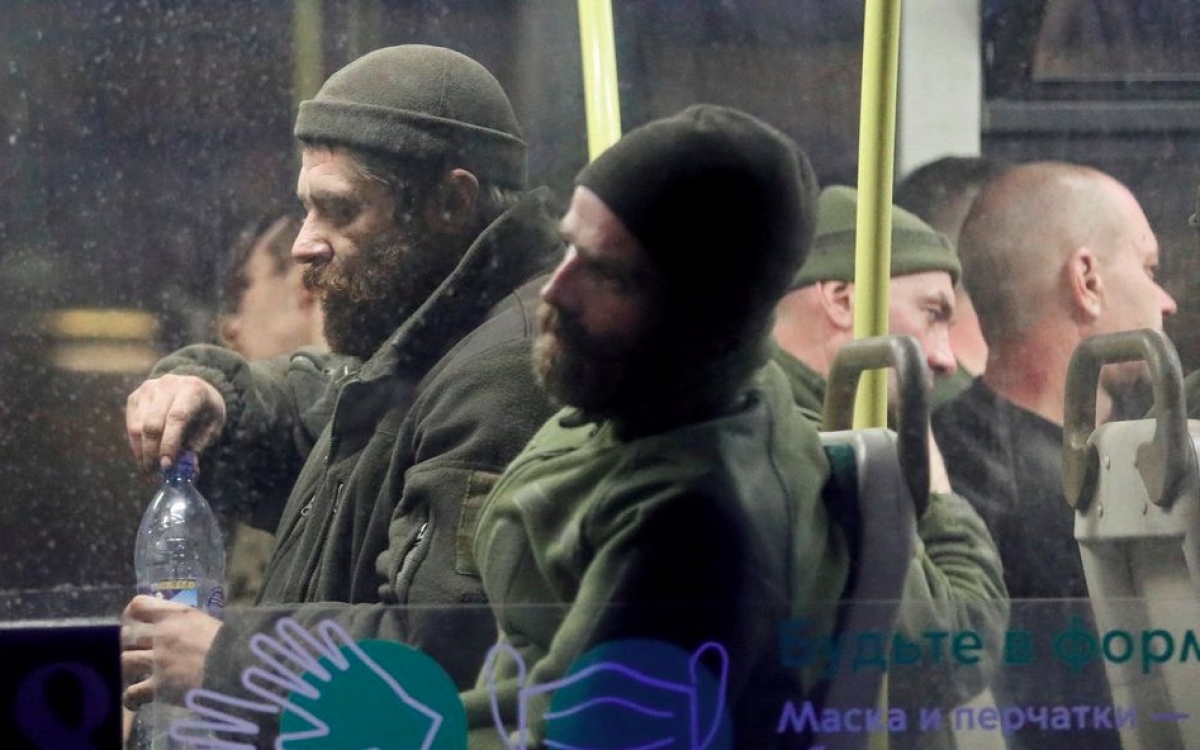 Lính Ukraine bị Nga bắt làm tù binh. Ảnh: Reuters.