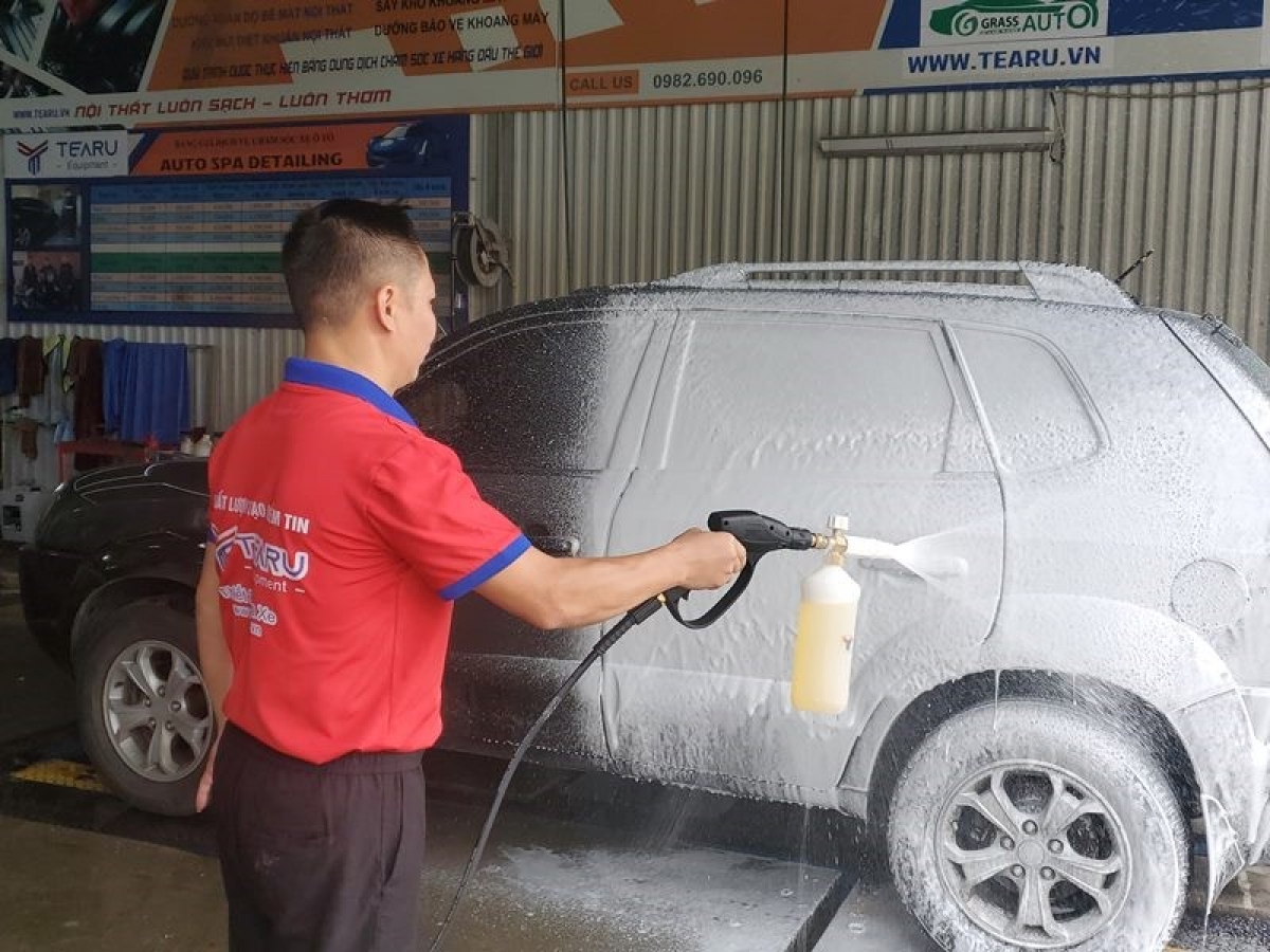 Bình phun bọt tuyết giúp rửa xe hiệu quả hơn.
