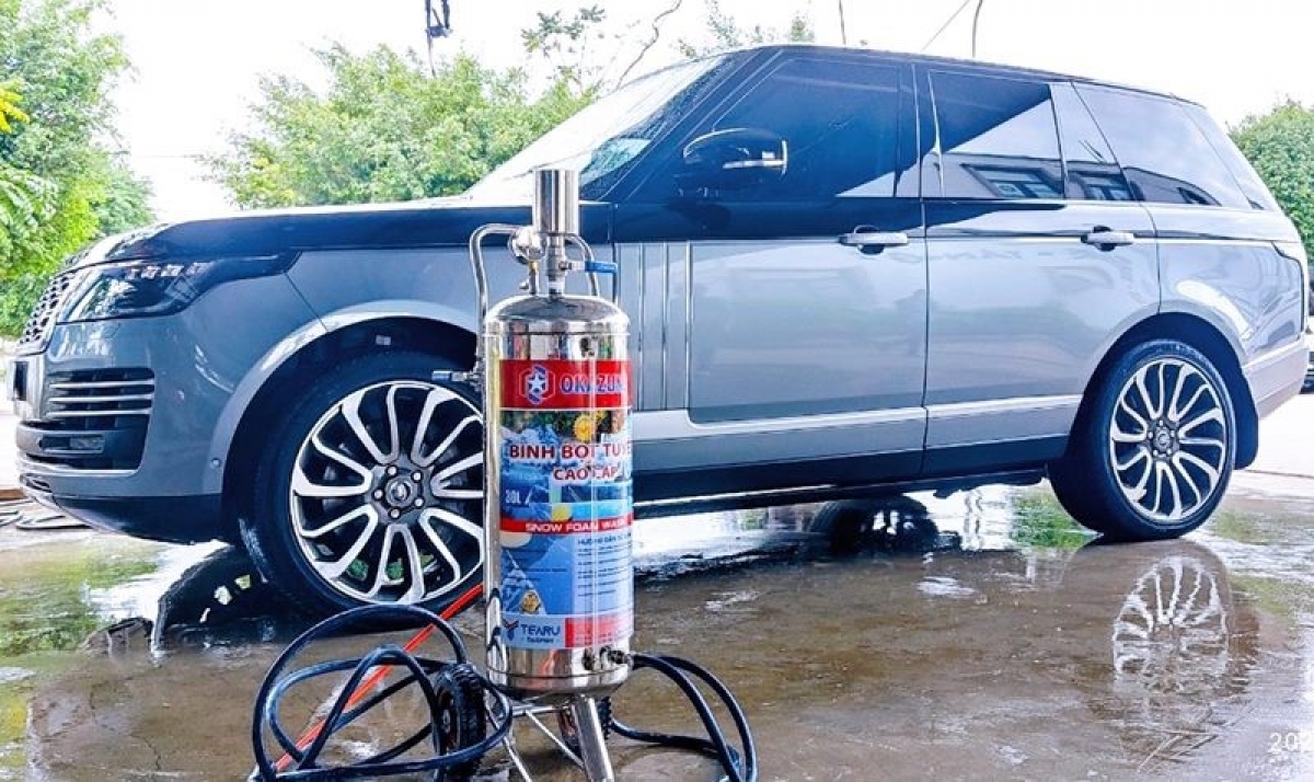 Rửa xe với máy phun bọt tuyết sẽ tiết kiệm dung dịch hơn.