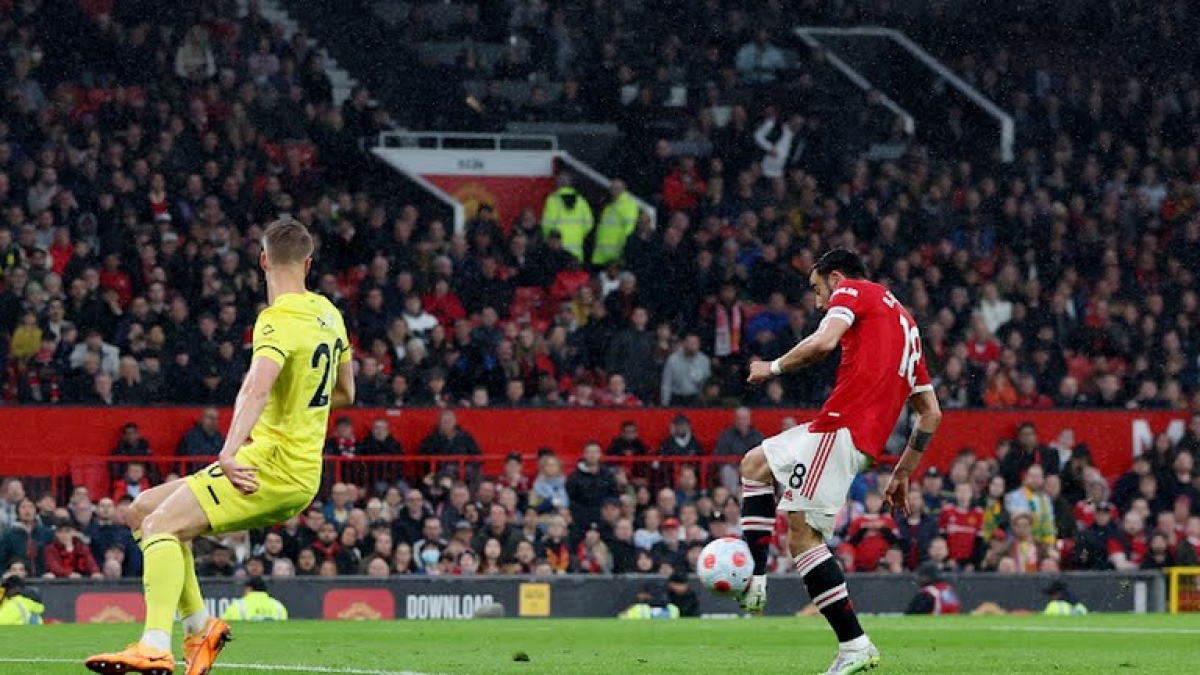 Bruno Fernandes ghi bàn mở tỉ số cho MU từ sớm (Ảnh: Reuters).