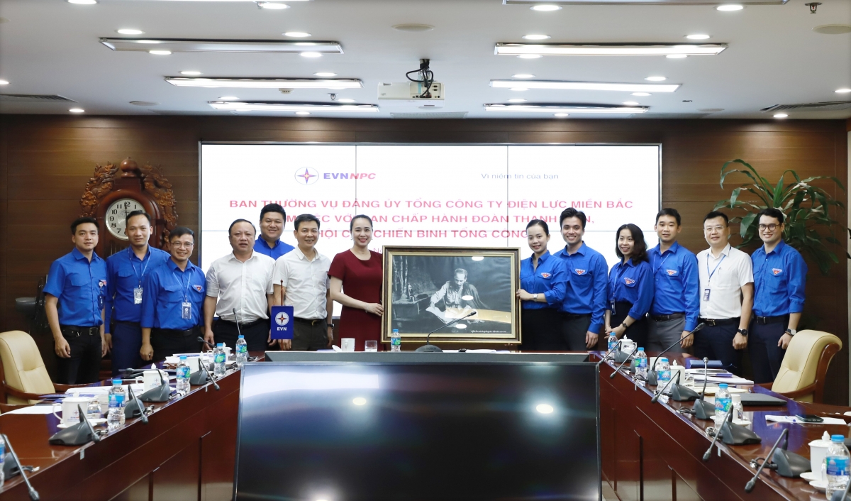 Đảng uỷ EVNNPC tặng bức tranh lưu niệm cho BCH Đoàn thanh niên Tổng công ty khoá I nhiệm kỳ 2017 - 2022.