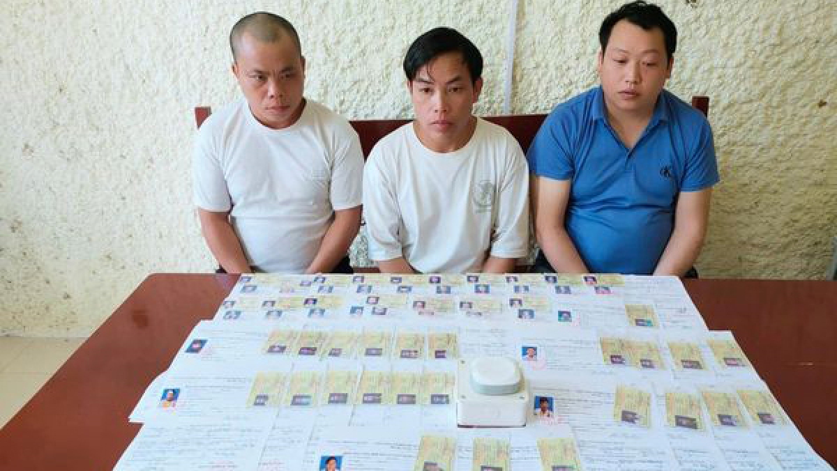 Các đối tượng cùng hồ sơ, Giấy phép lái xe mô tô giả và các tang vật liên quan