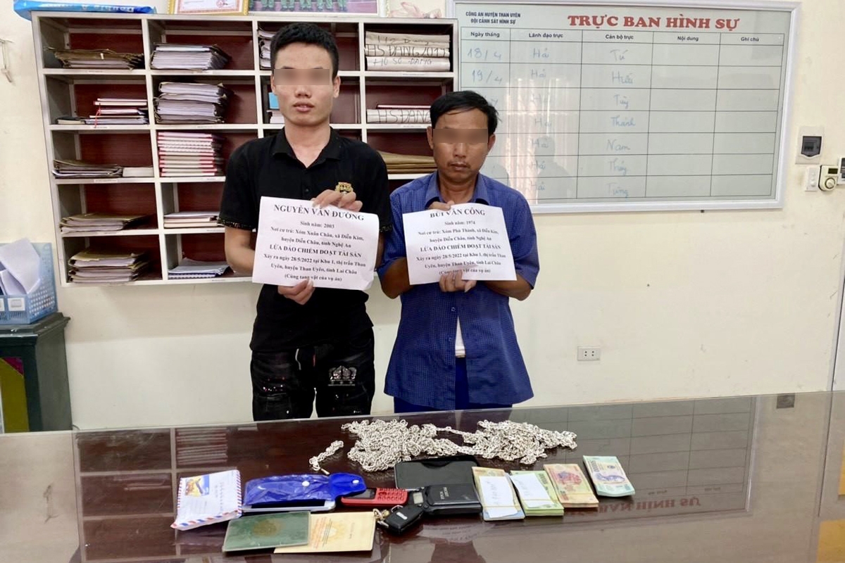Các đối tượng cùng tang vật phạm tội và vật chứng liên quan tại cơ quan công an.