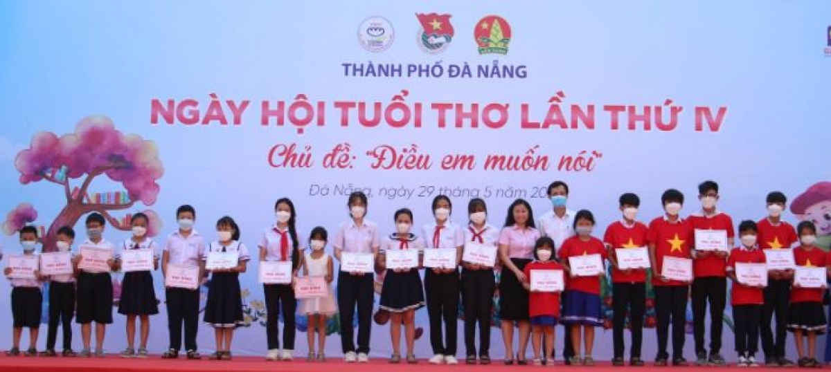 Các đơn vị trao 400 suất quà tặng thiếu nhi hoàn cảnh đặc biệt khó khăn.