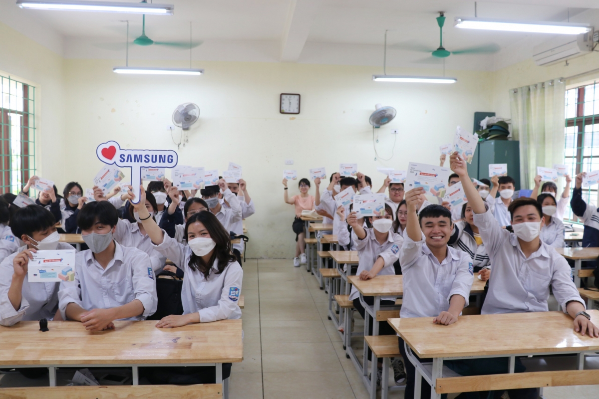 Các em học sinh hào hứng đăng ký tham gia cuộc thi Solve For Tomorrow 2022.
