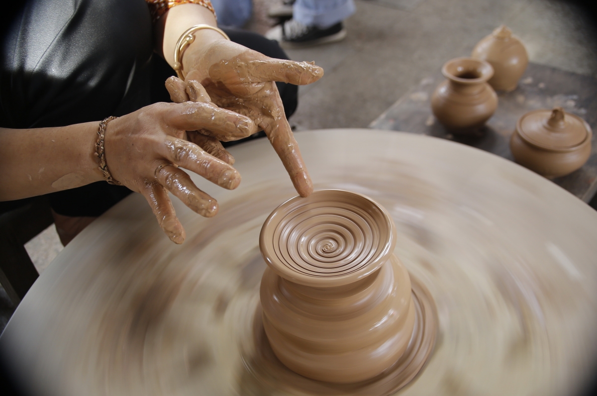 Sản phẩm gốm thủ công được trình diễn tại festival.