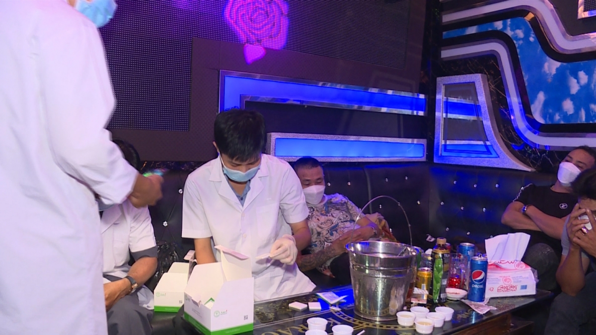 Cán bộ Bệnh viện Công an TP Cần Thơ tiến hành xét nghiệm nhanh ma túy.