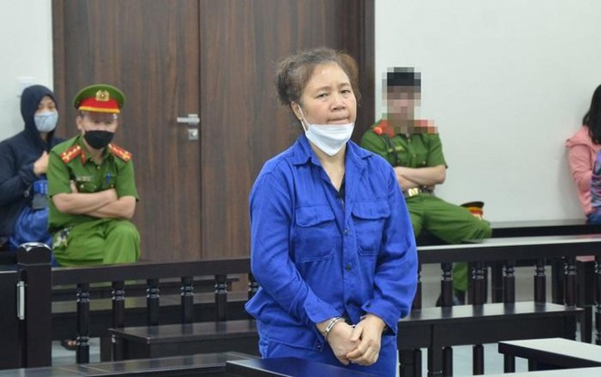 Nguyễn Thanh Nga bị đưa ra xét xử tại phiên tòa.